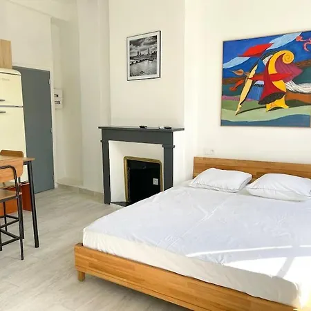 Vue Sur La Place Des Halles, Art Apartment Beziers