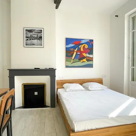 Vue Sur La Place Des Halles, Art Apartment