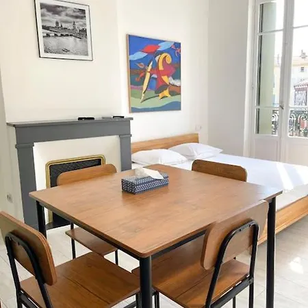 Vue Sur La Place Des Halles, Art Apartment *