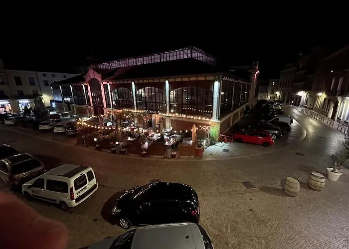 Vue Sur La Place Des Halles, Art Béziers