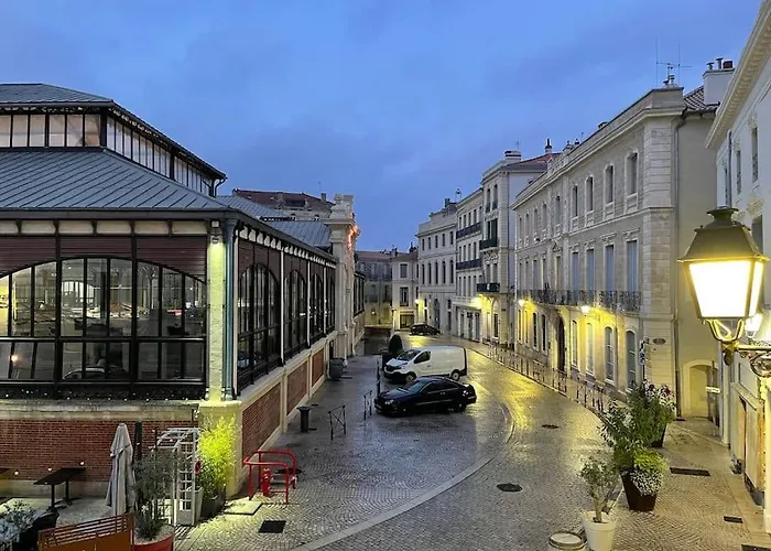Vue Sur La Place Des Halles, Art Béziers