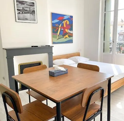 Vue Sur La Place Des Halles, Art Apartamento *